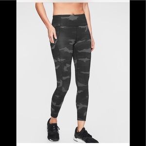 Athleta Black Camo Contender Powerlift 7/8 legging